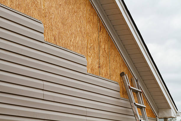 Professional Emergency Siding Repair technician working in Oakton, VA